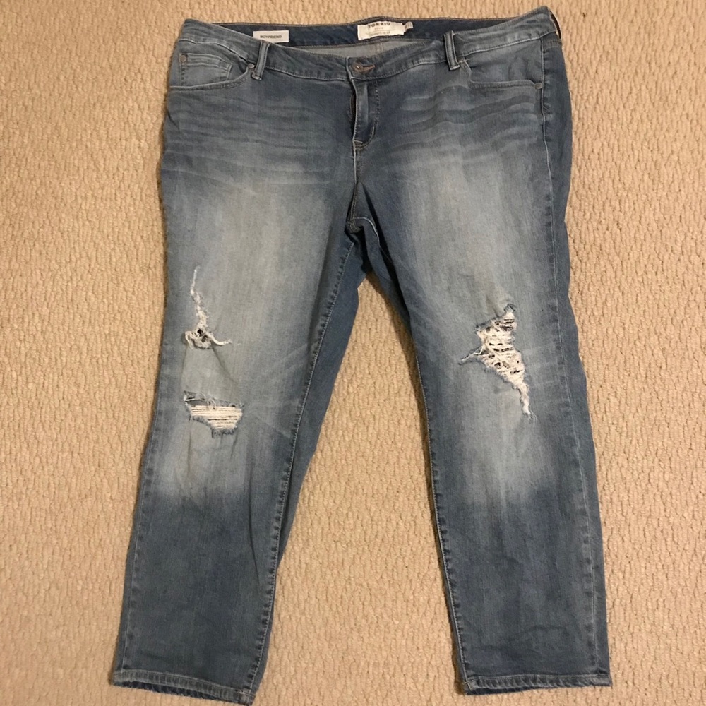 Torrid distressed boyfriend fit Cropped Jeans.